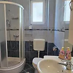 Large Seaview Apt, 150m To Beach, 4km From - Nora